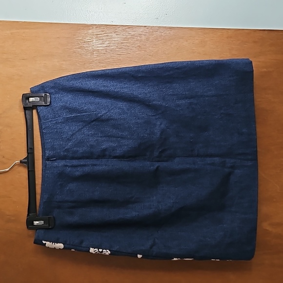 Boden Blue Denim Embroidered Skirt sz 4 - Picture 3 of 6